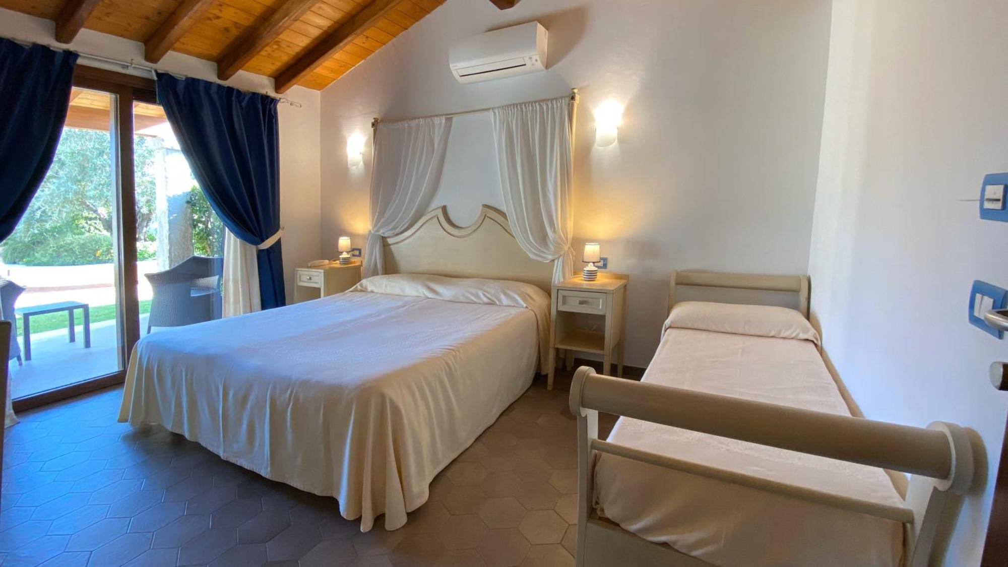 Le Anfore Hotel Villasimius Exteriör bild