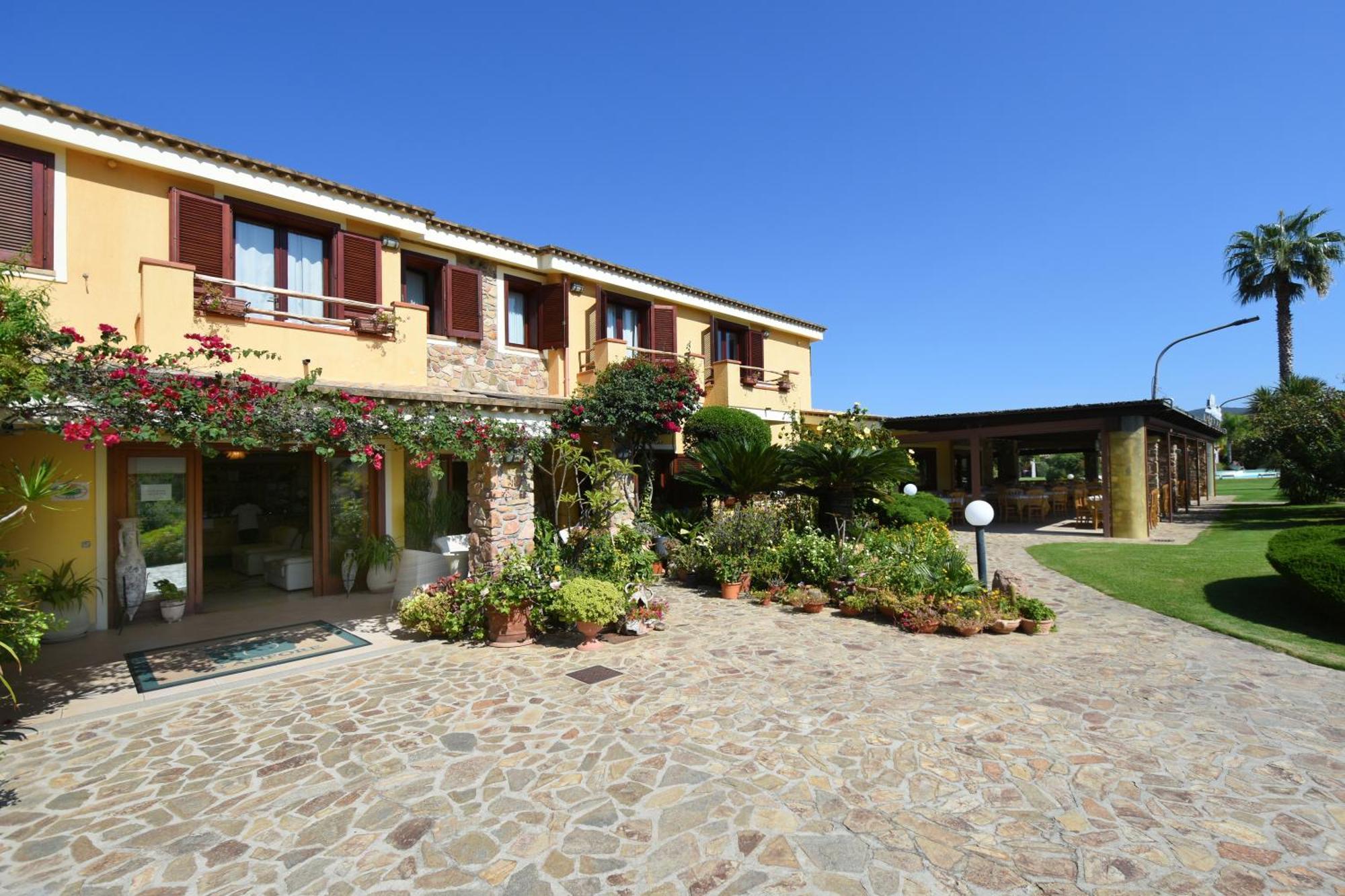 Le Anfore Hotel Villasimius Exteriör bild